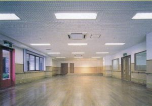 広々とした共用スペース。天井照明が明るく、床は清潔に保たれている。